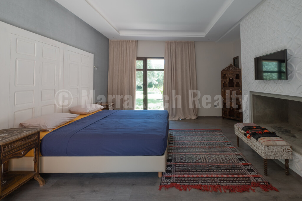 Superb contemporary 8 bedroom property close to Marrakech