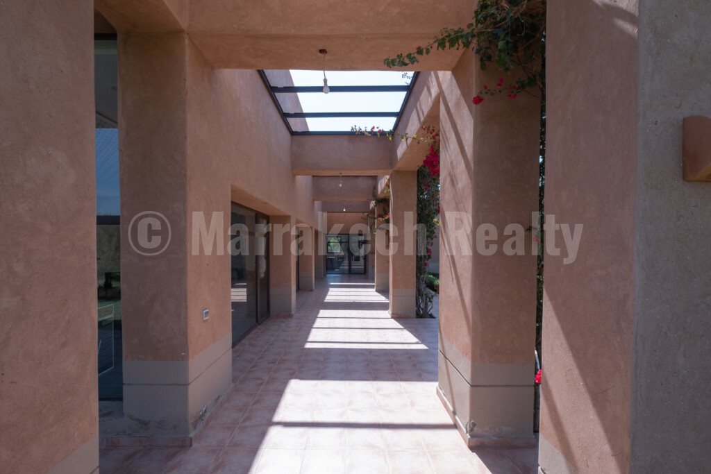 Superb contemporary 8 bedroom property close to Marrakech