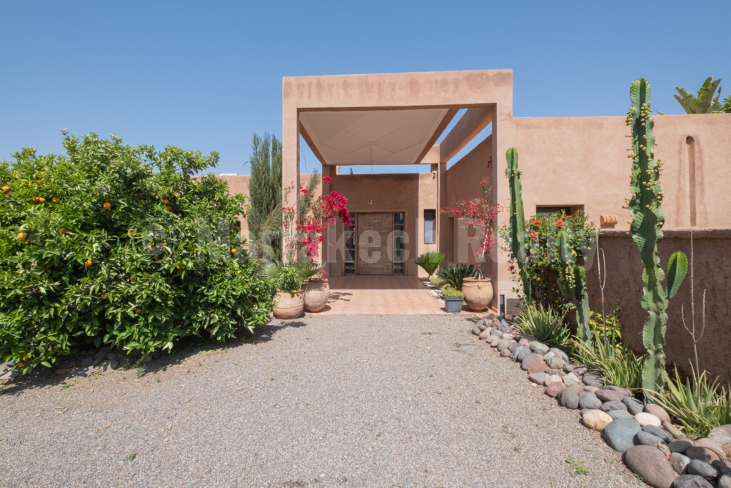 Superb contemporary 8 bedroom property close to Marrakech