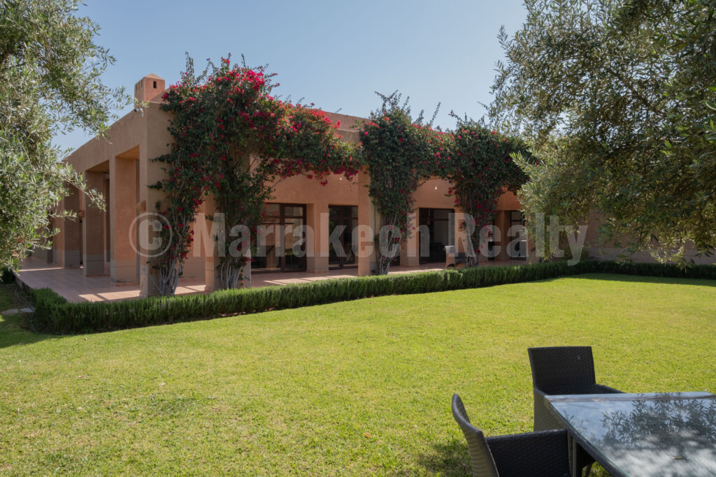 Superb contemporary 8 bedroom property close to Marrakech