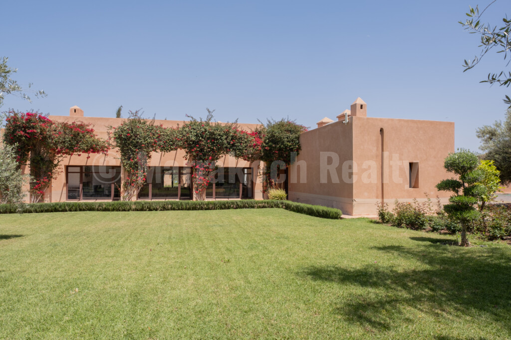 Superb contemporary 8 bedroom property close to Marrakech