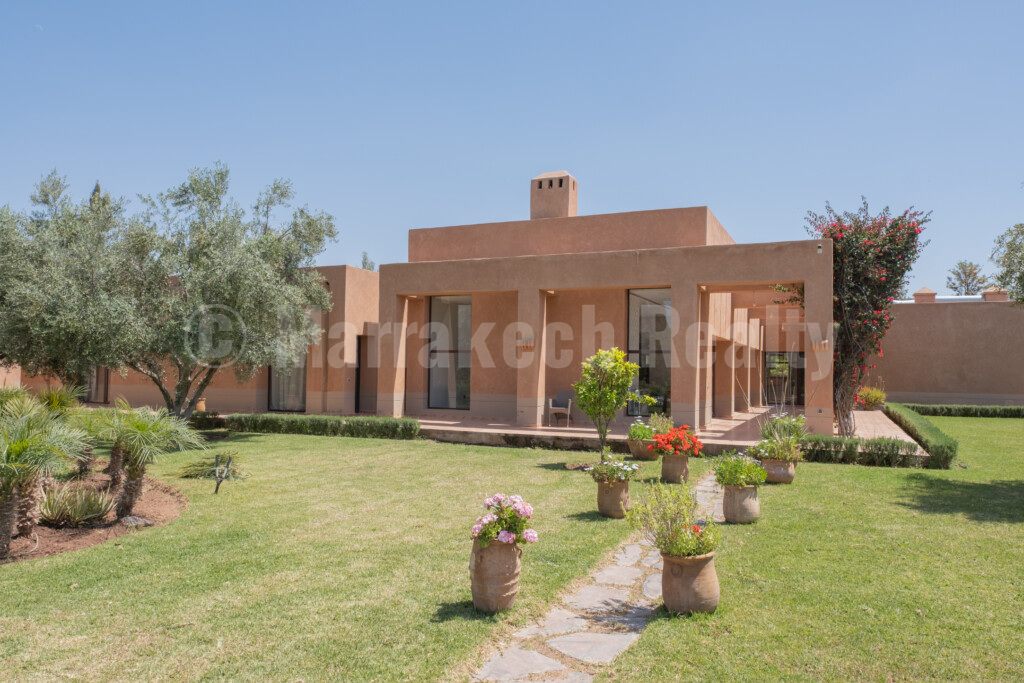 Superb contemporary 8 bedroom property close to Marrakech