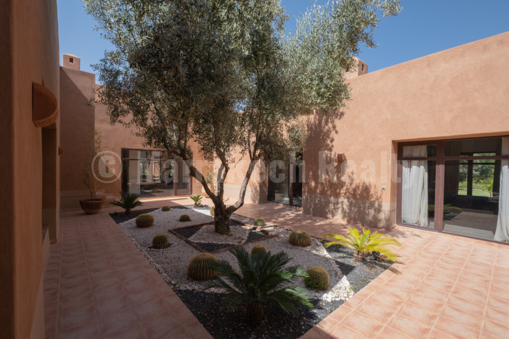Superb contemporary 8 bedroom property close to Marrakech