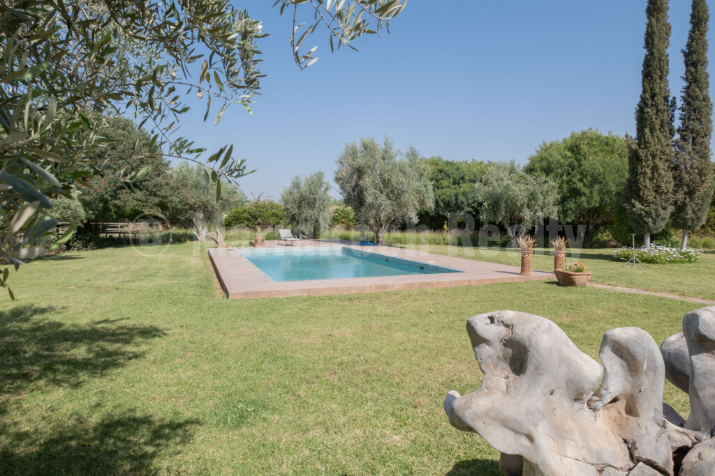 Superb contemporary 8 bedroom property close to Marrakech