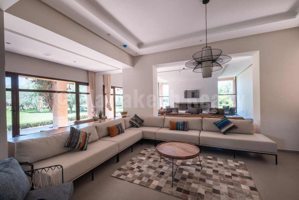 Superb contemporary 8 bedroom property close to Marrakech