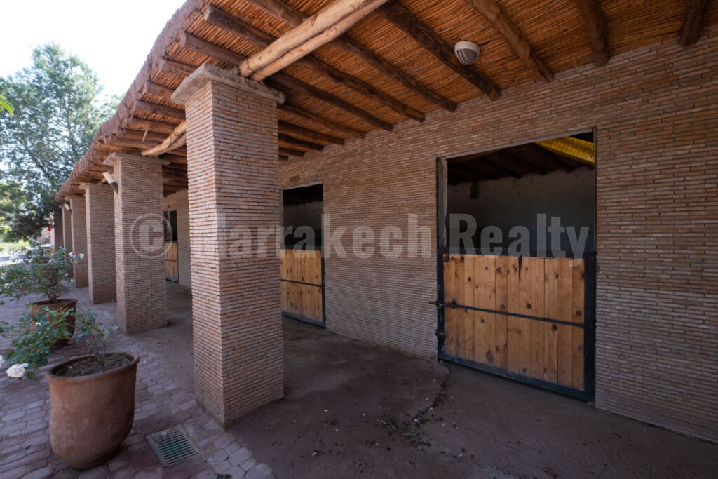 Superb contemporary 8 bedroom property close to Marrakech