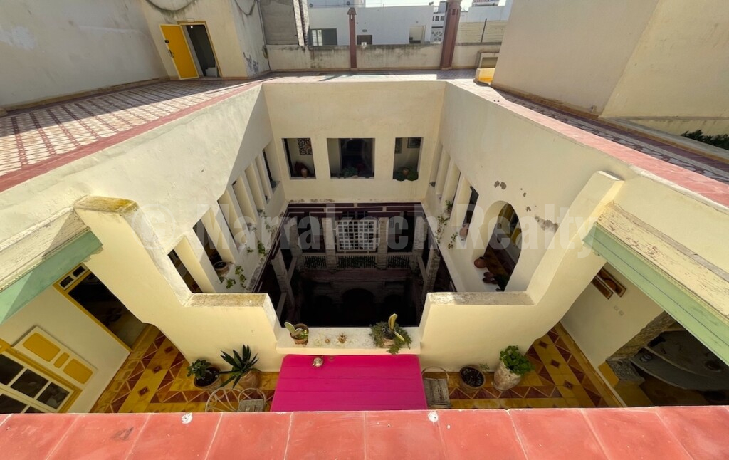 Substantial historic Riad in the Medina : great potential !
