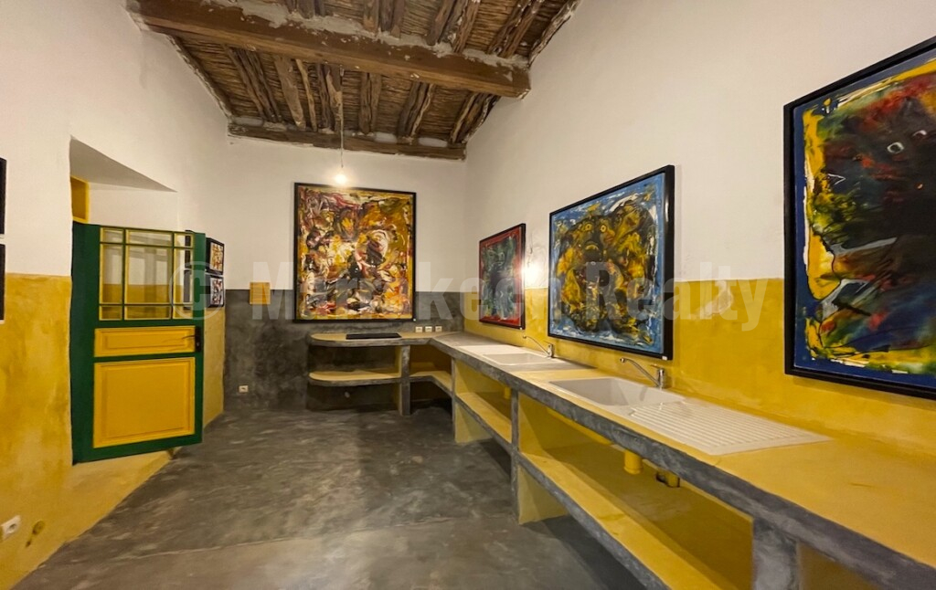 Substantial historic Riad in the Medina : great potential !