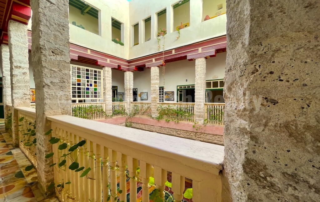 Substantial historic Riad in the Medina : great potential !