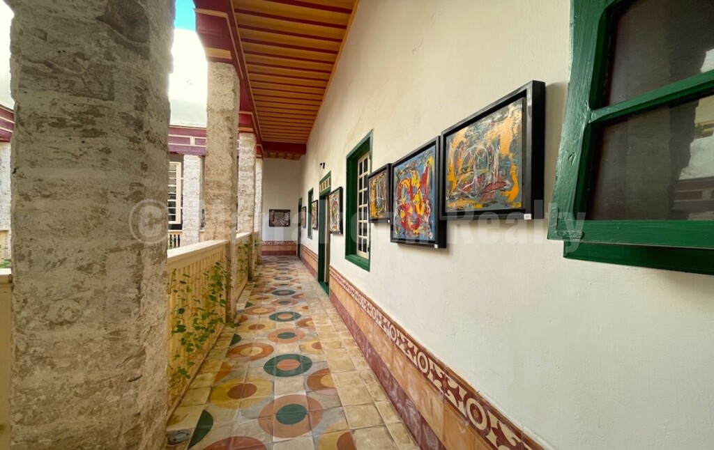 Substantial historic Riad in the Medina : great potential !