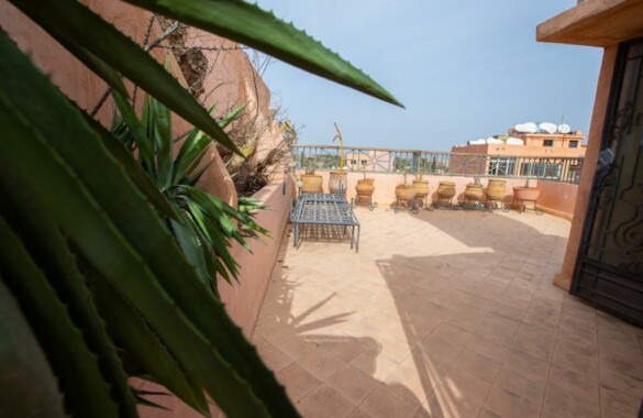 Vaste duplex avec terrasse au coeur de Marrakech: superbe potentiel!