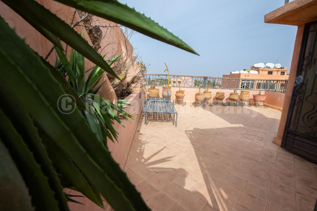 Vaste duplex avec terrasse au coeur de Marrakech: superbe potentiel!