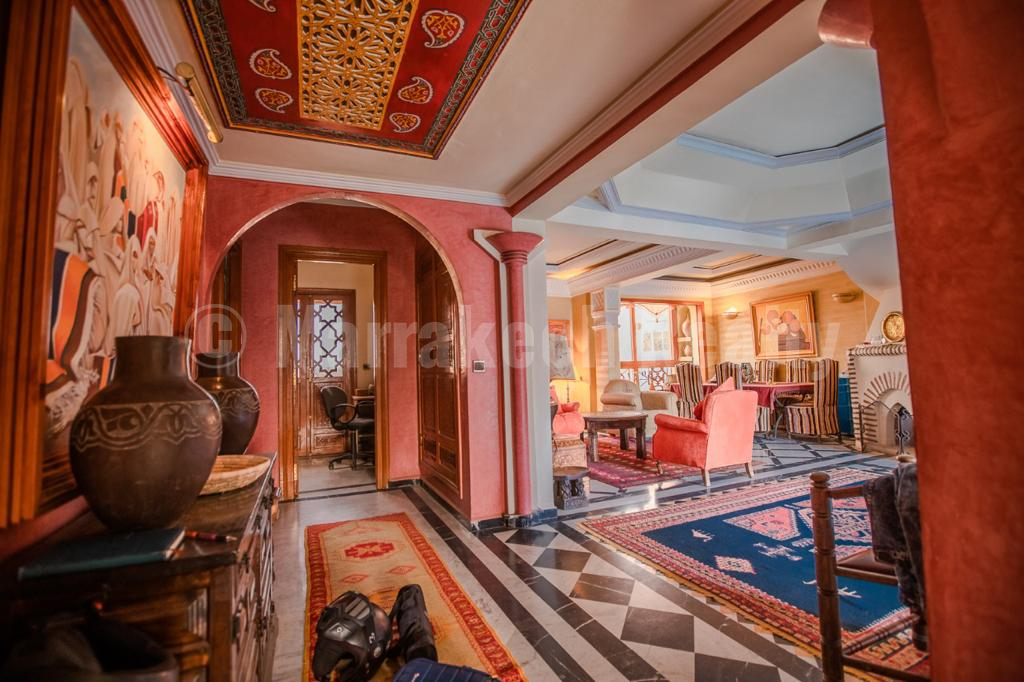 Vaste duplex avec terrasse au coeur de Marrakech: superbe potentiel!
