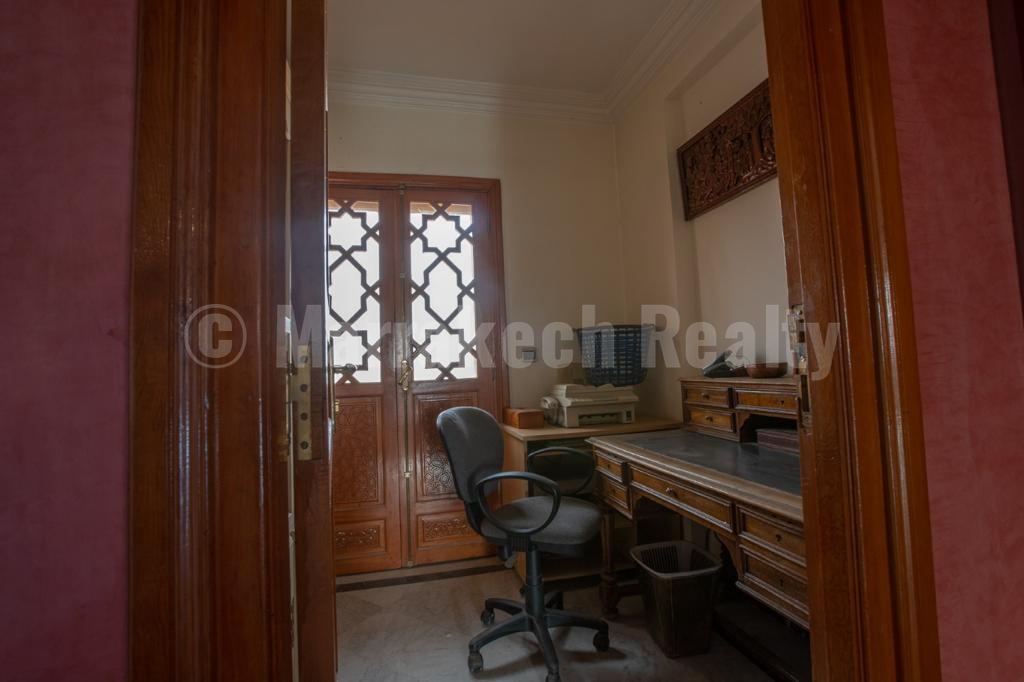 Vaste duplex avec terrasse au coeur de Marrakech: superbe potentiel!