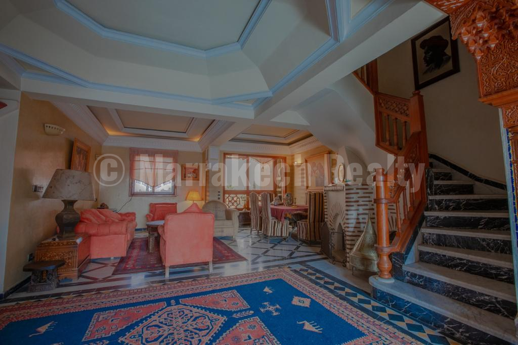 Vaste duplex avec terrasse au coeur de Marrakech: superbe potentiel!