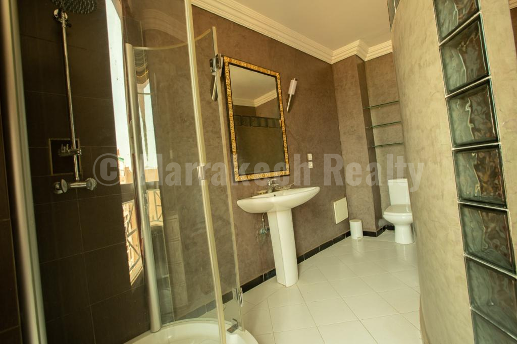 Vaste duplex avec terrasse au coeur de Marrakech: superbe potentiel!