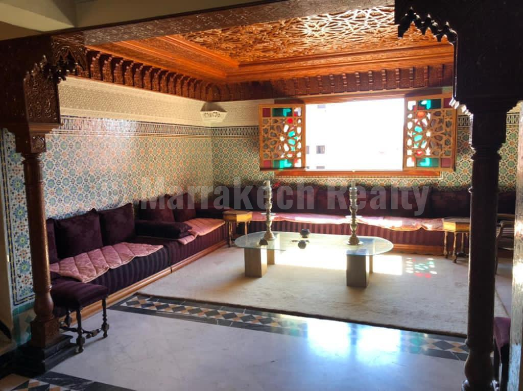 Vaste duplex avec terrasse au coeur de Marrakech: superbe potentiel!