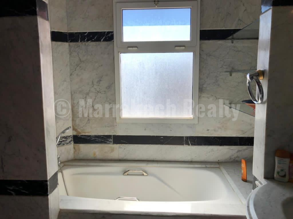 Vaste duplex avec terrasse au coeur de Marrakech: superbe potentiel!
