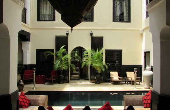 Upscale large 4 suite renovated Riad with easy car access