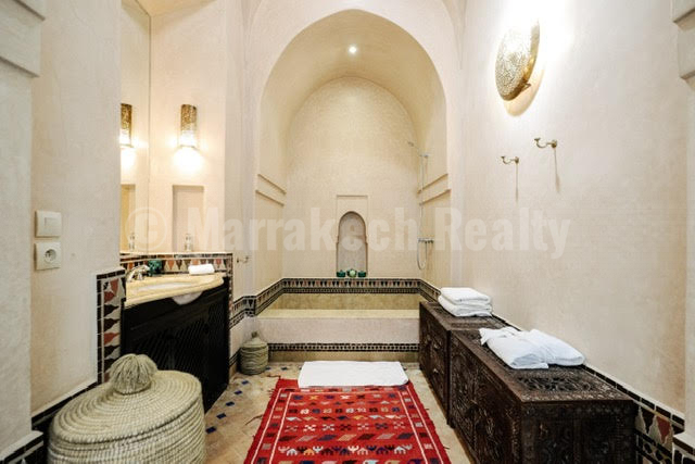 Delightful 5 bedroom villa in a private domain