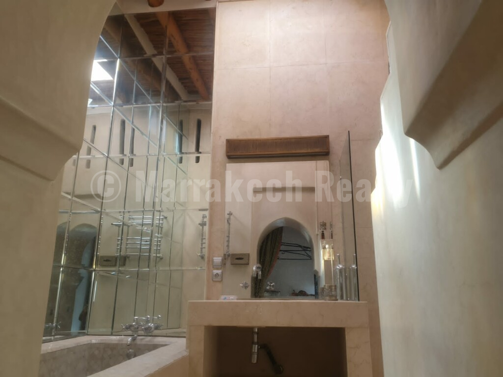 Beau Riad de 5 chambres à rafraîchir: belle opportunité!