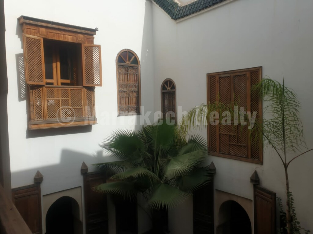Beau Riad de 5 chambres à rafraîchir: belle opportunité!
