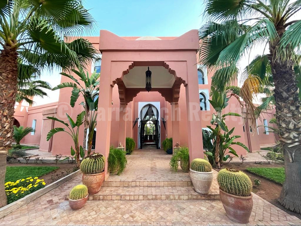 Standout 7 bedroom villa on 1 hectare close to Marrakech