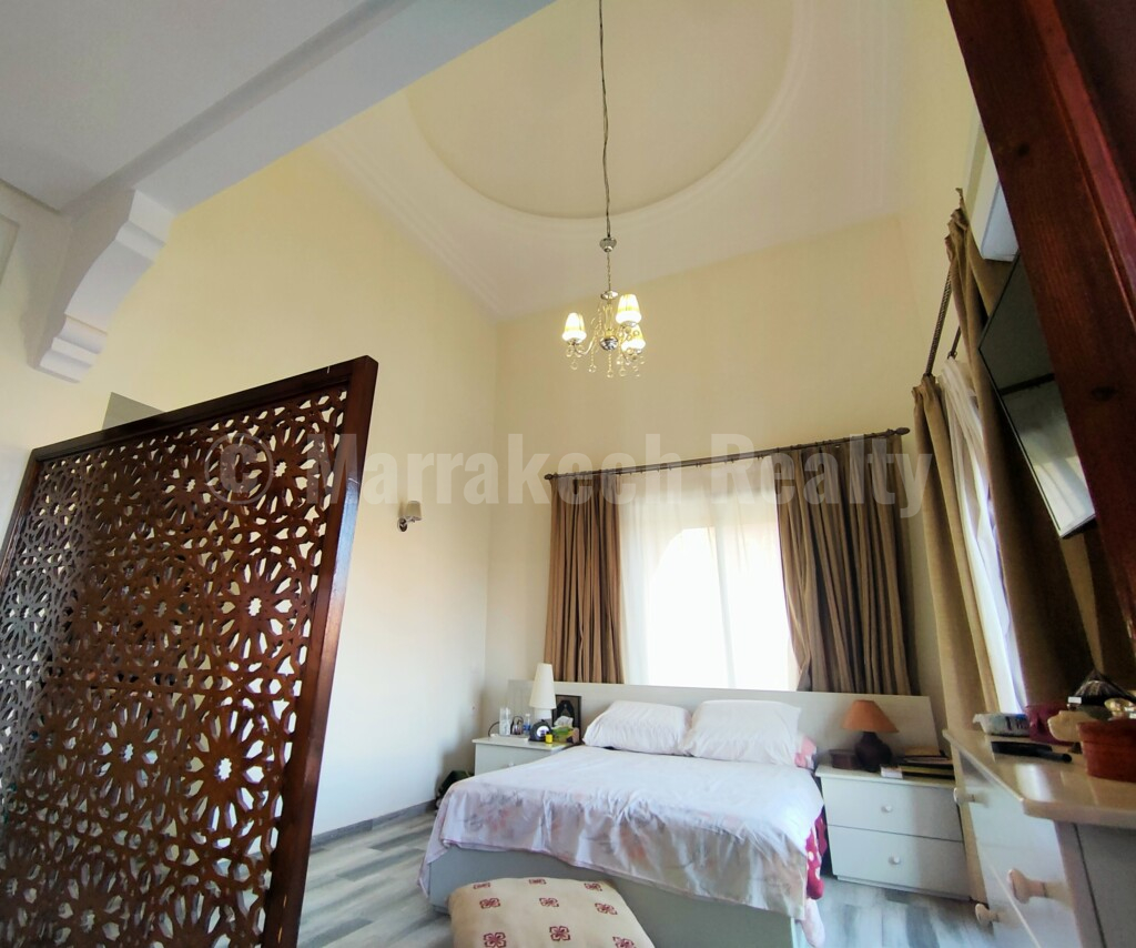 4 bedroom townhouse with pool and prime location