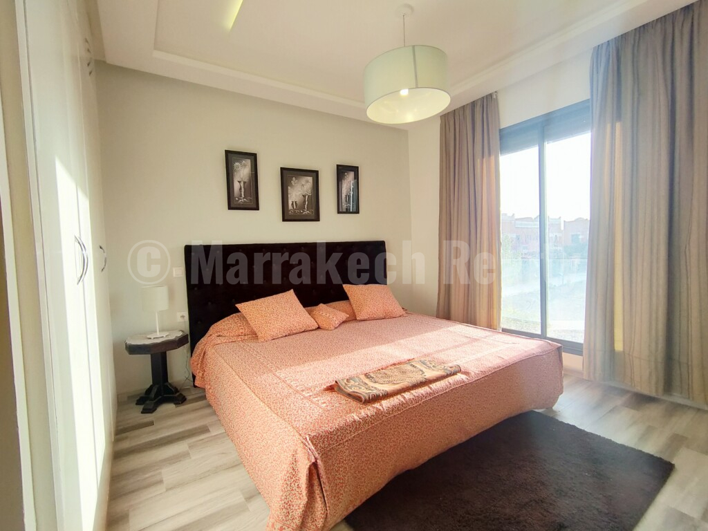 4 bedroom townhouse with pool and prime location