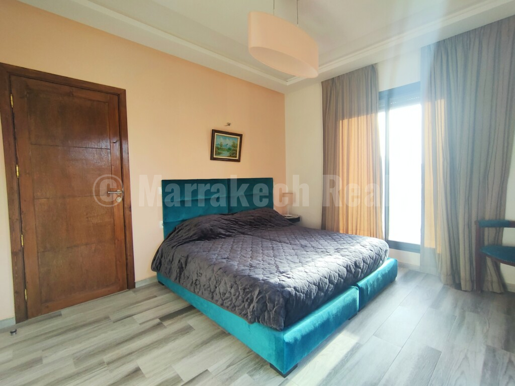 4 bedroom townhouse with pool and prime location