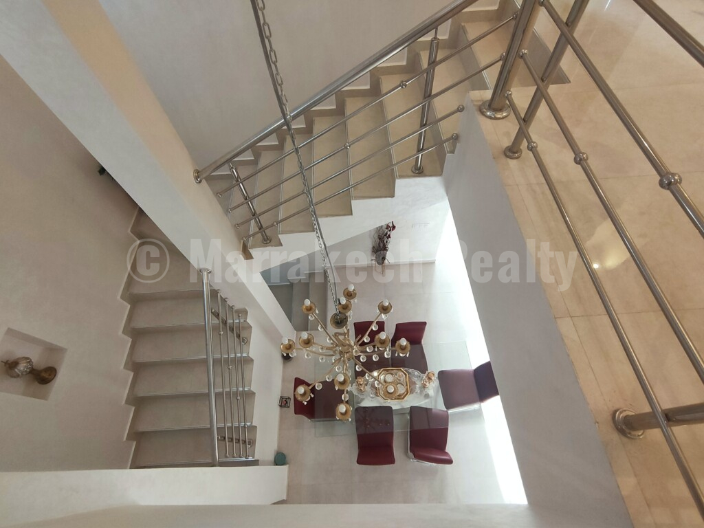 4 bedroom townhouse with pool and prime location