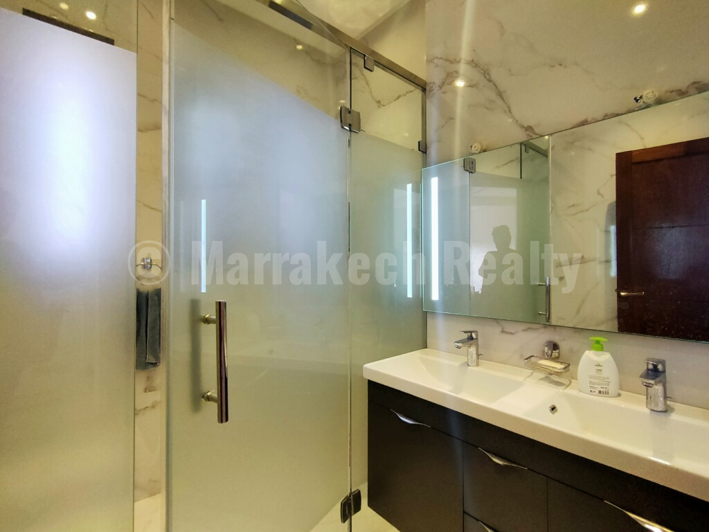 4 bedroom townhouse with pool and prime location