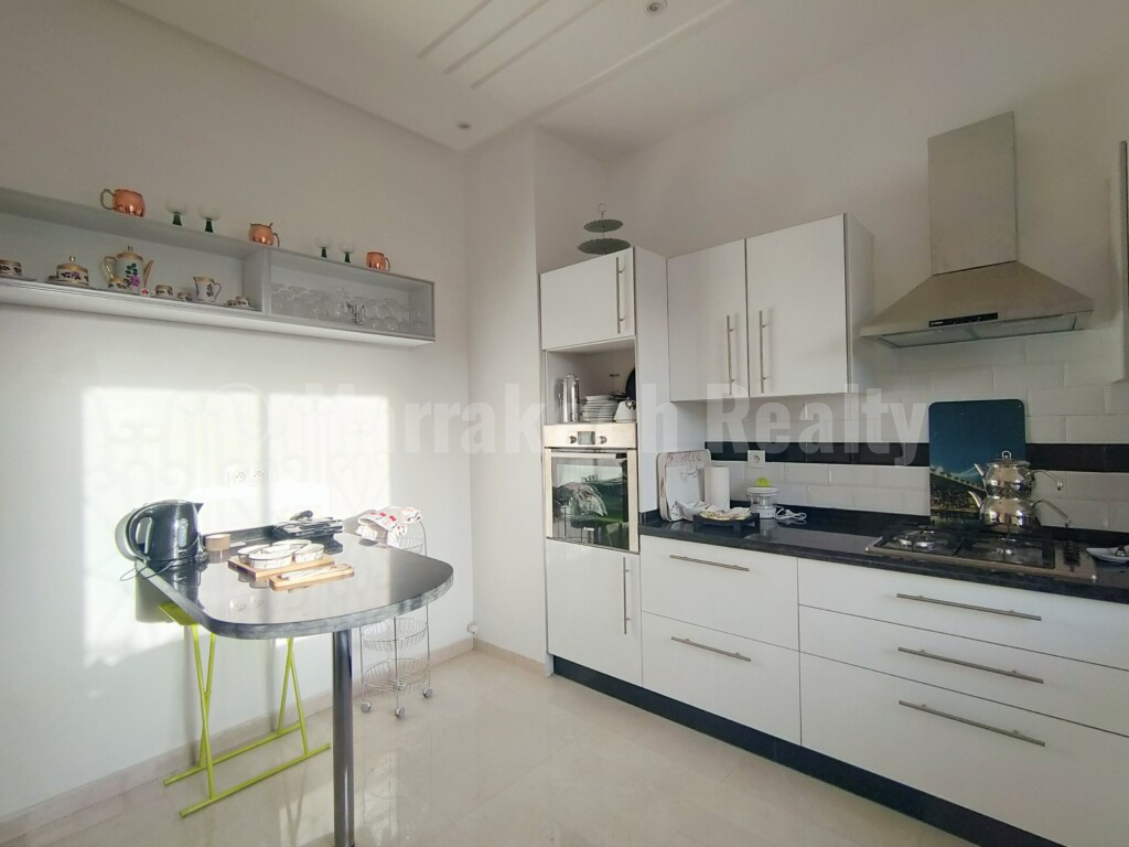 4 bedroom townhouse with pool and prime location