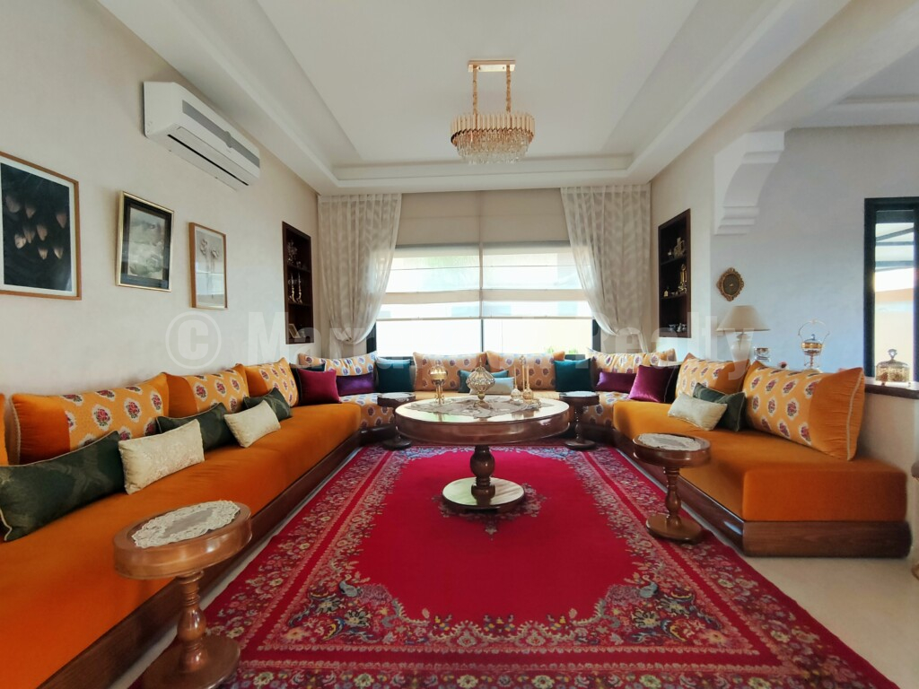 4 bedroom townhouse with pool and prime location