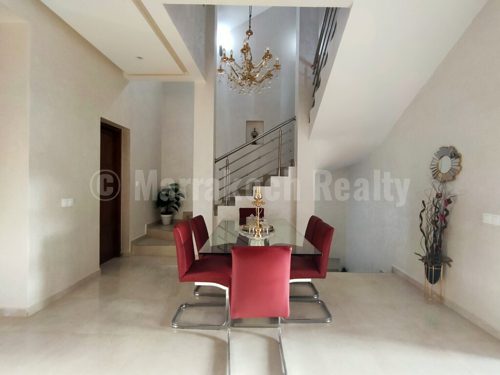 4 bedroom townhouse with pool and prime location