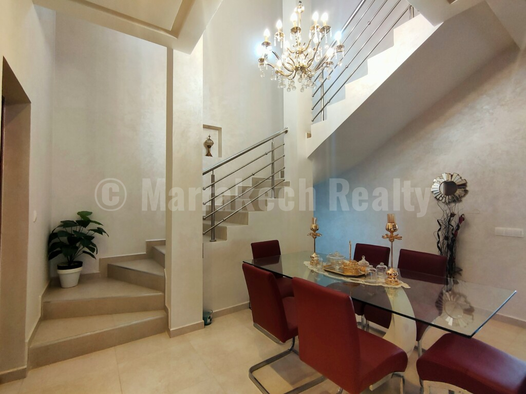 4 bedroom townhouse with pool and prime location