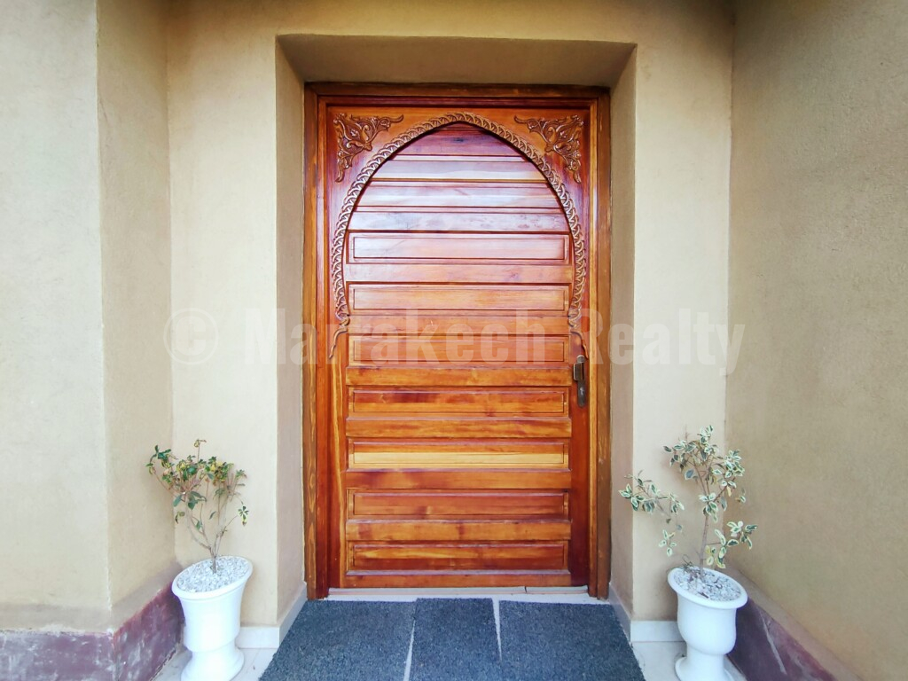 4 bedroom townhouse with pool and prime location