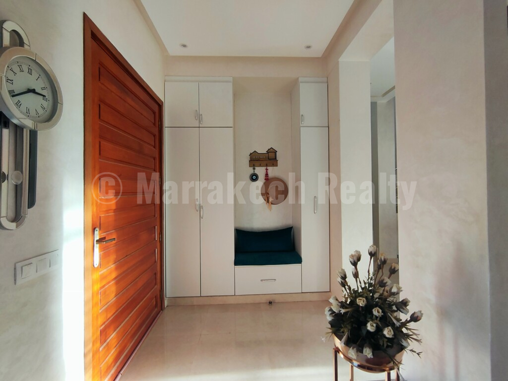 Maison de ville avec piscine idéalement située