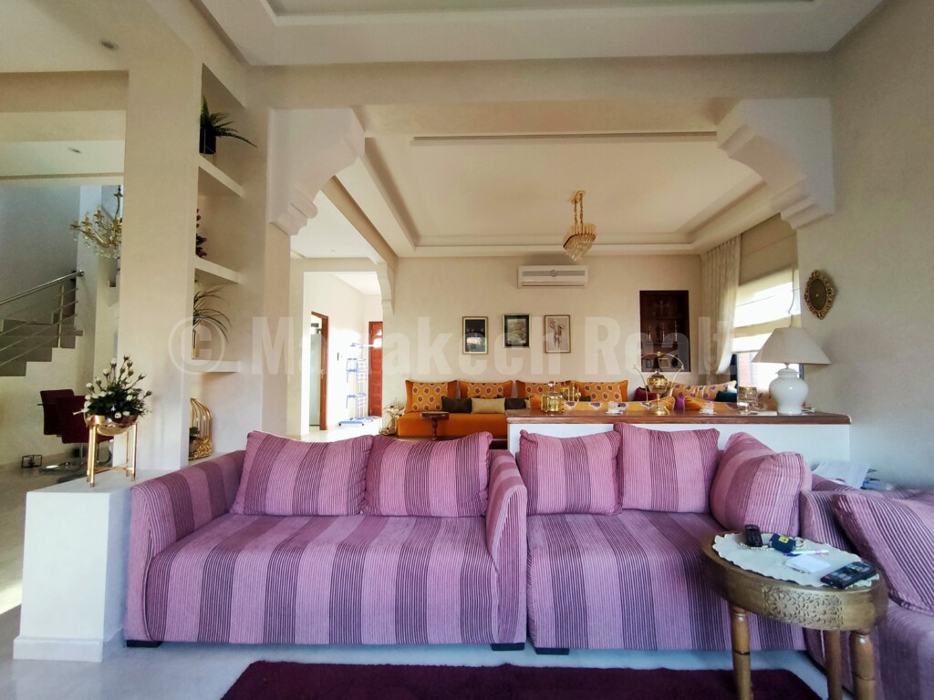 4 bedroom townhouse with pool and prime location