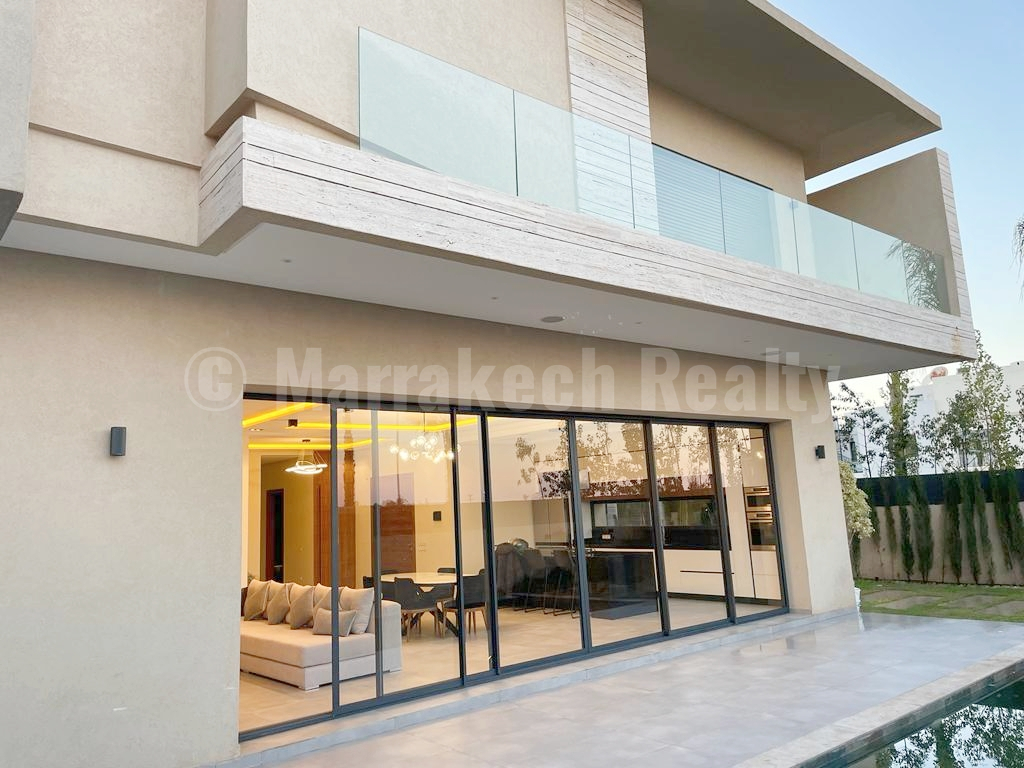 Villa neuve de 4 chambres dans domaine golfique