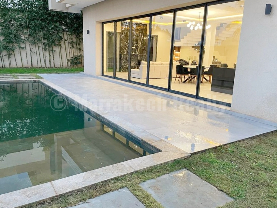 Villa neuve de 4 chambres dans domaine golfique