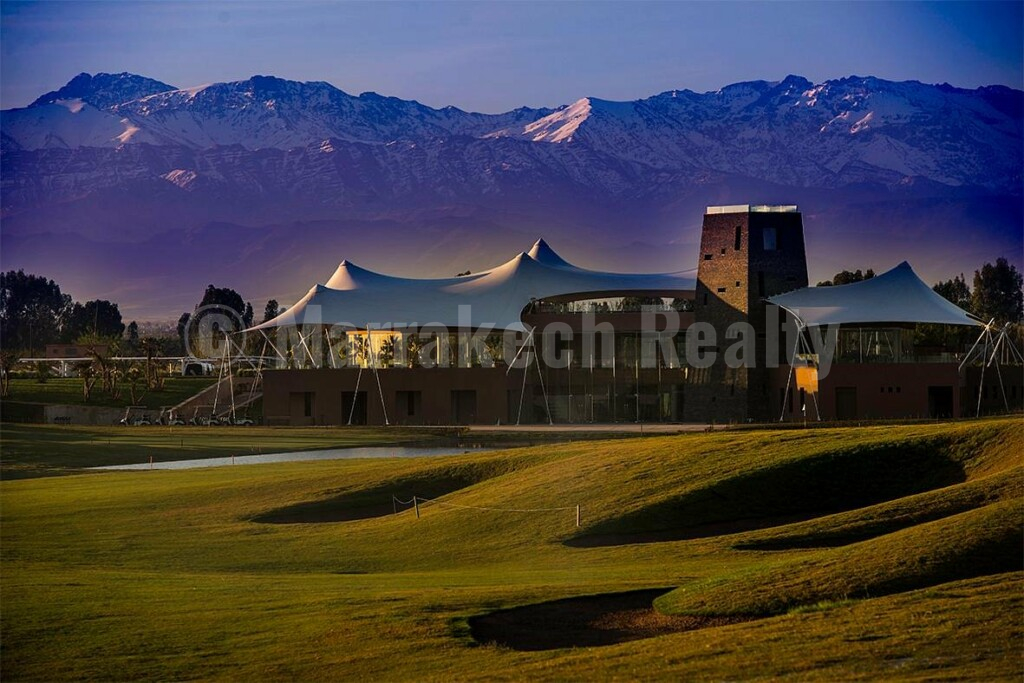 Villa neuve de 4 chambres dans domaine golfique
