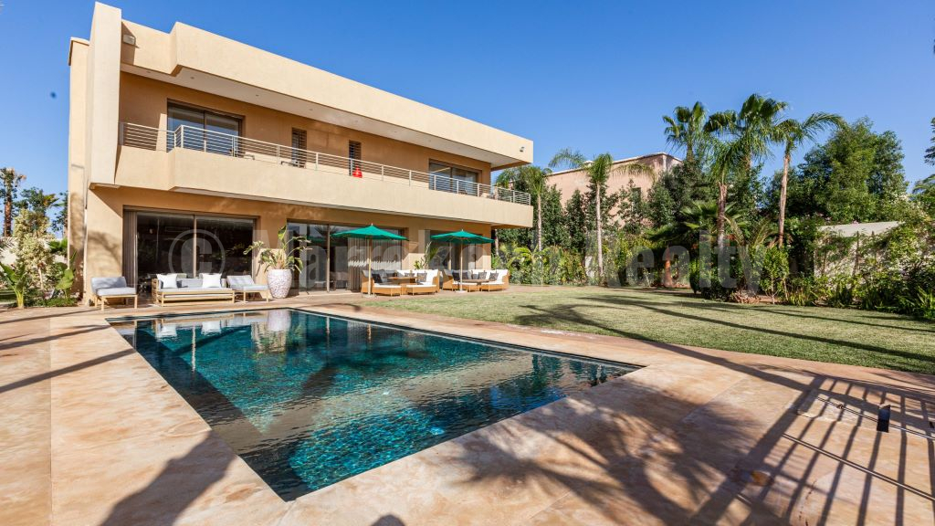 Belle villa moderne de 5 chambres proche des golfs