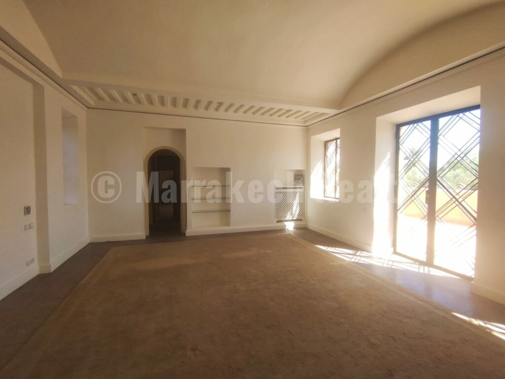 Luxury 9 suite property close to gold courses