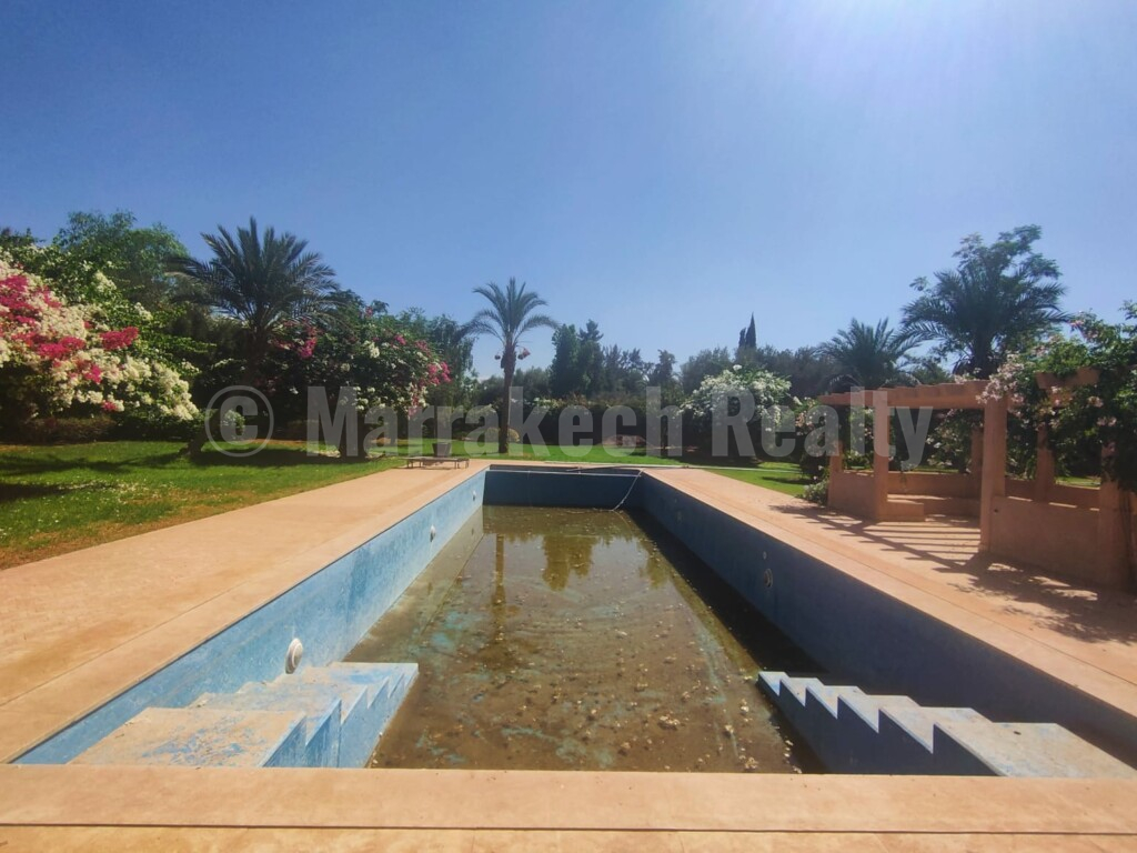 Luxury 9 suite property close to gold courses