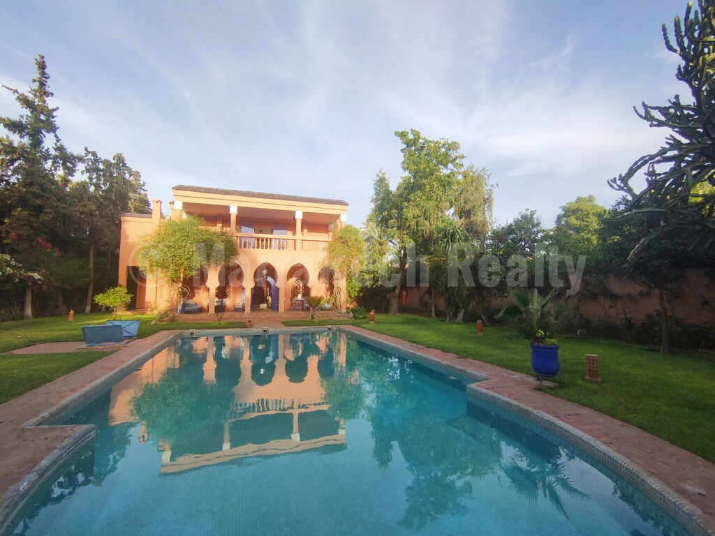 Standout old-school 4 suite villa close to downtown