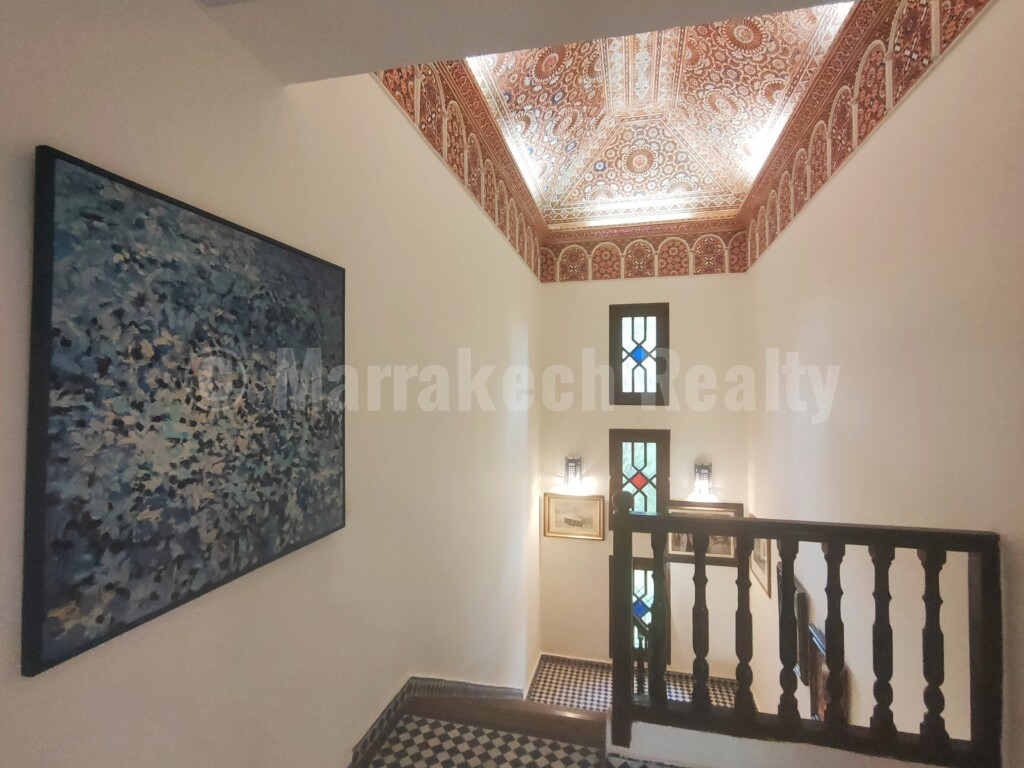 Standout old-school 4 suite villa close to downtown