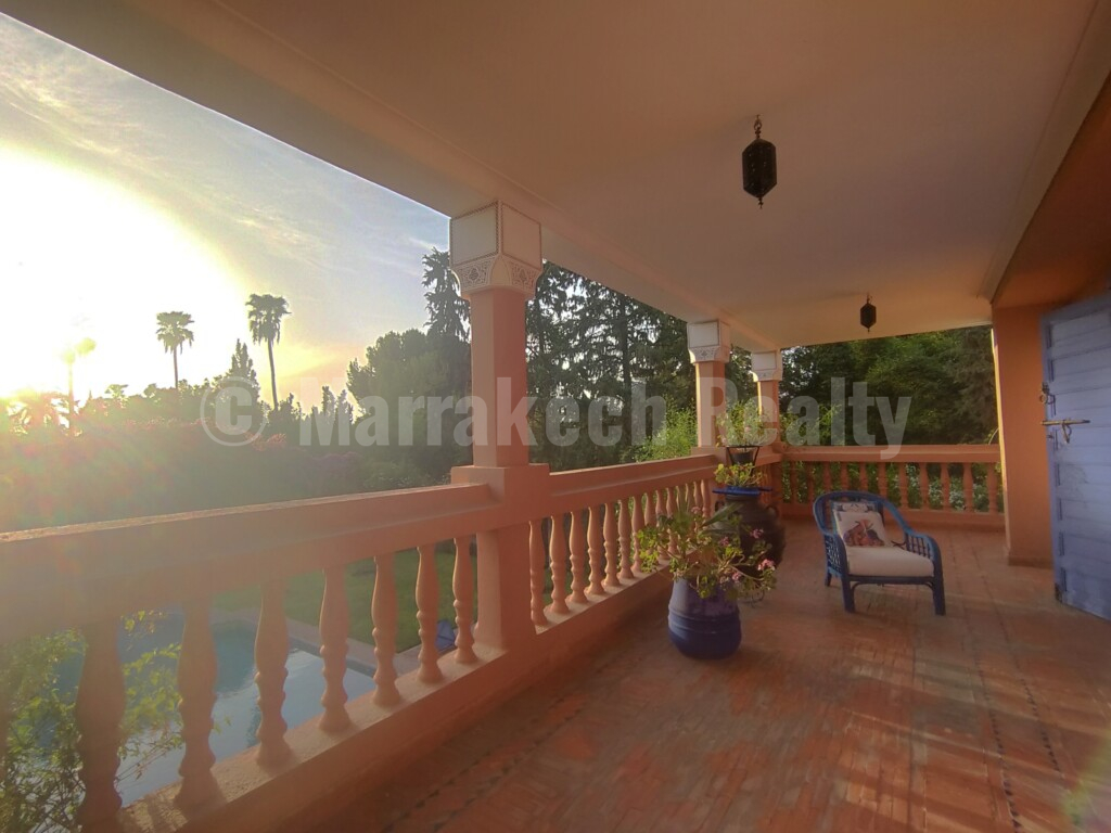 Standout old-school 4 suite villa close to downtown