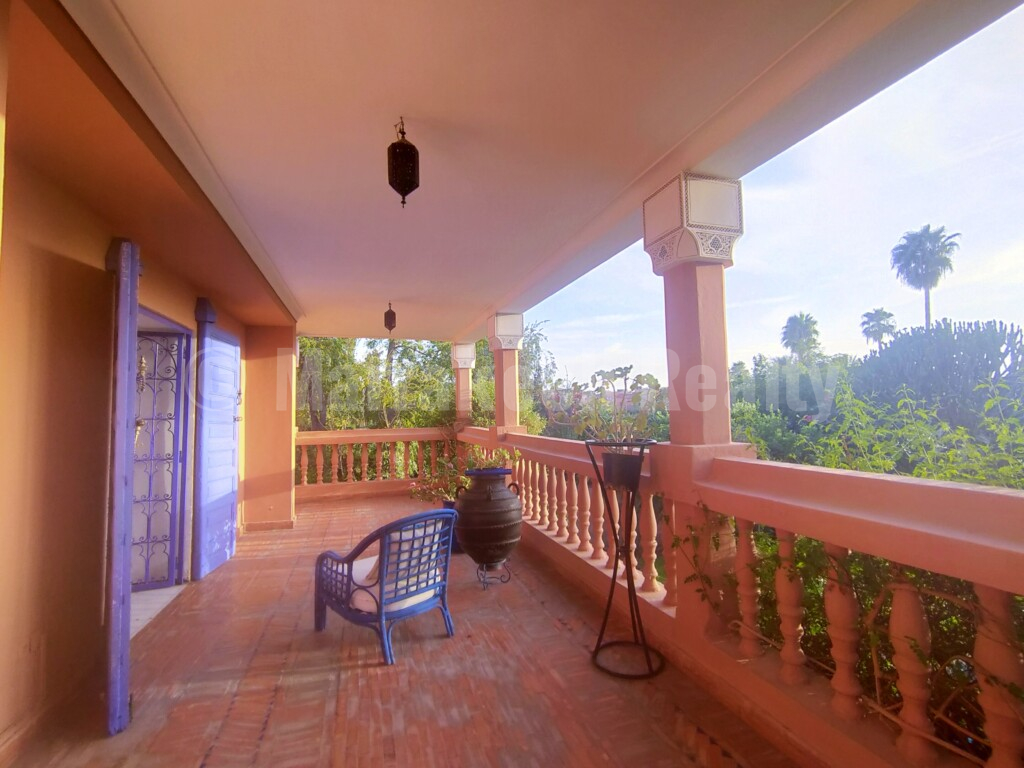 Standout old-school 4 suite villa close to downtown