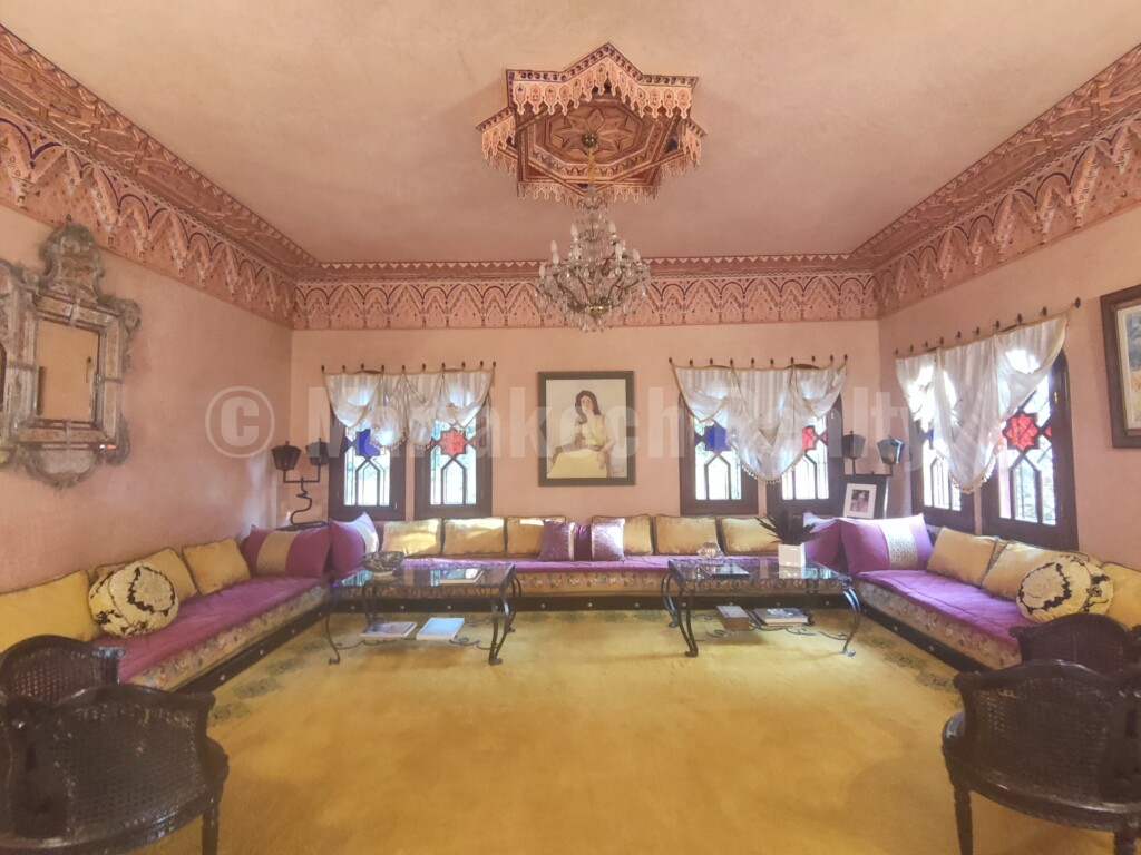 Standout old-school 4 suite villa close to downtown